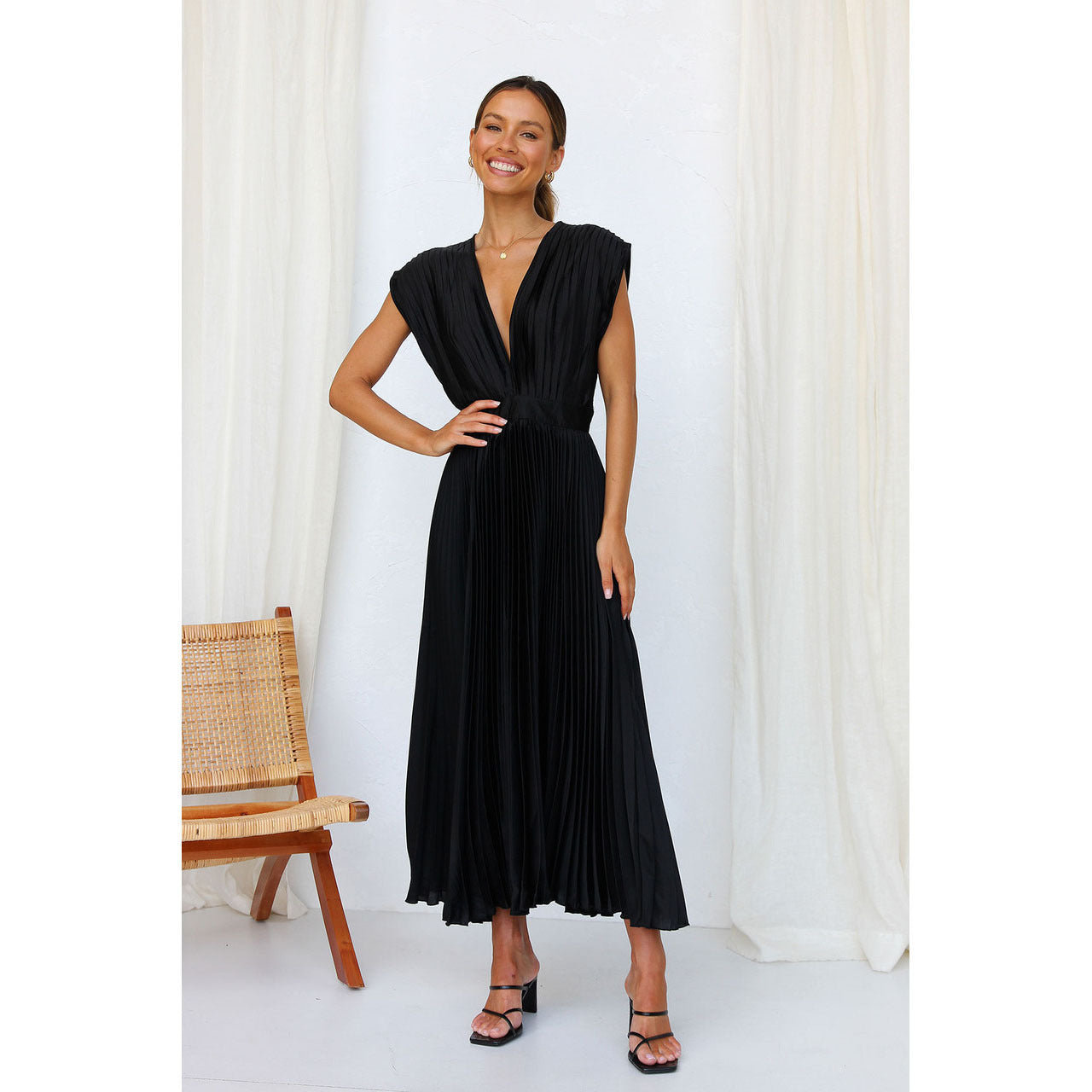 Soft Pleated V-Neck Midi Dress for Everyday Comfort — Zwart